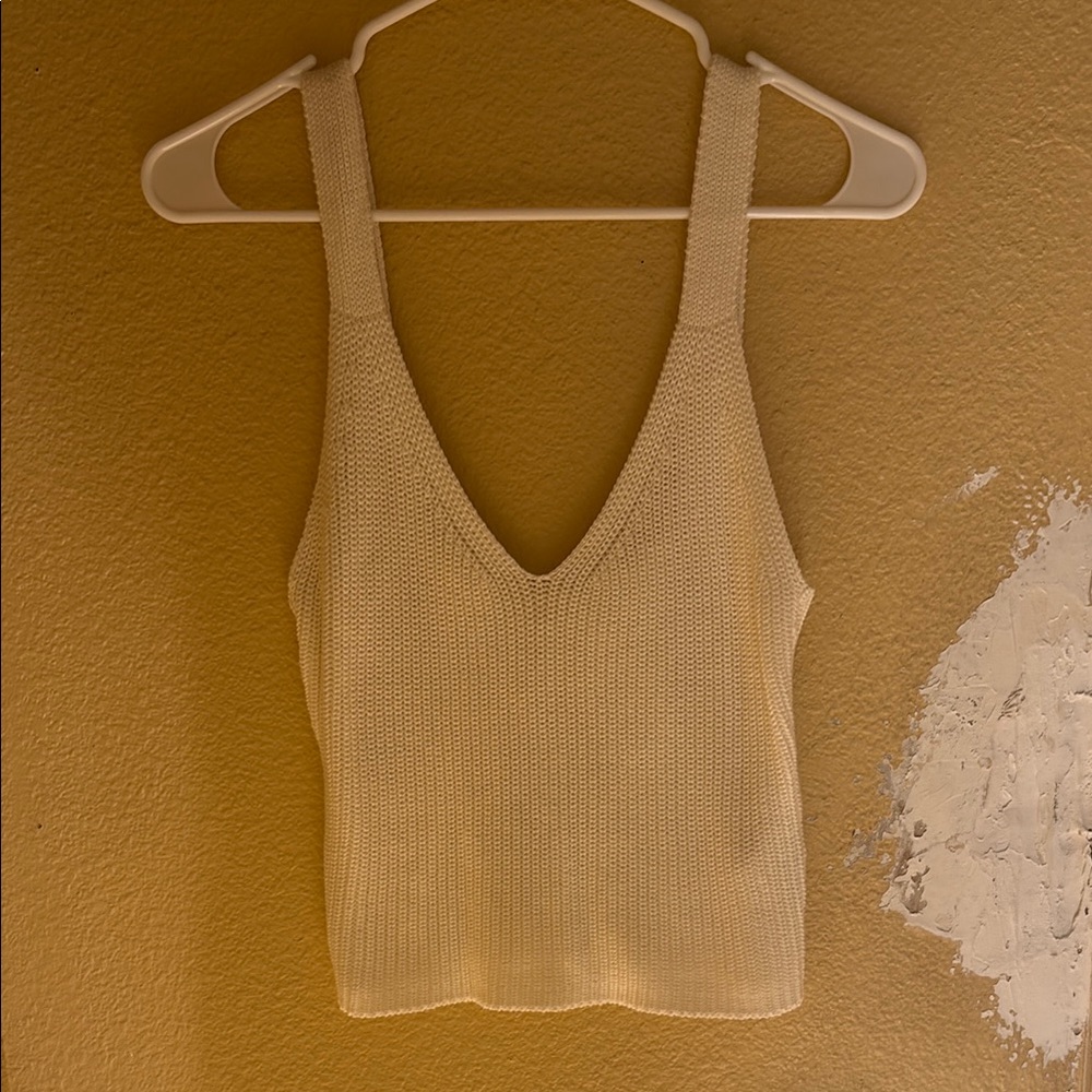 White knitted top tank